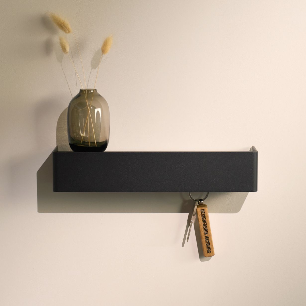 Designfabrik Hamburg minimalistisches Schlüsselbrett aus Metall mit Ablage passend zur Wandgarderobe.