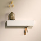 Designfabrik Hamburg minimalistisches Schlüsselbrett aus Metall mit Ablage passend zur Wandgarderobe.