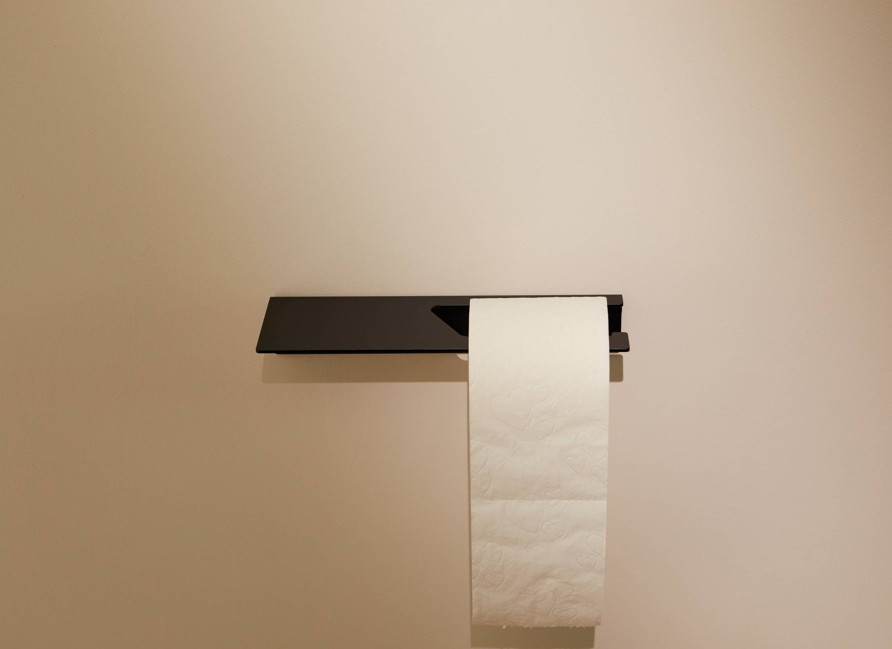 Designfabrik Hamburg Toilettenpapierhalter ohne Bohren mit Ablage schwarz, Klorollenhalter selbstklebend