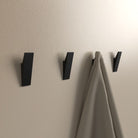 Anzeige_Render Designfabrik Hamburg Klebehaken für Handtücher, Handtuchhaken in black
