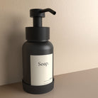 Anzeige_Render Designfabrik Hamburg Seifenspender aus Glas und Edelstahl stehend schwarz schwarzes Glas