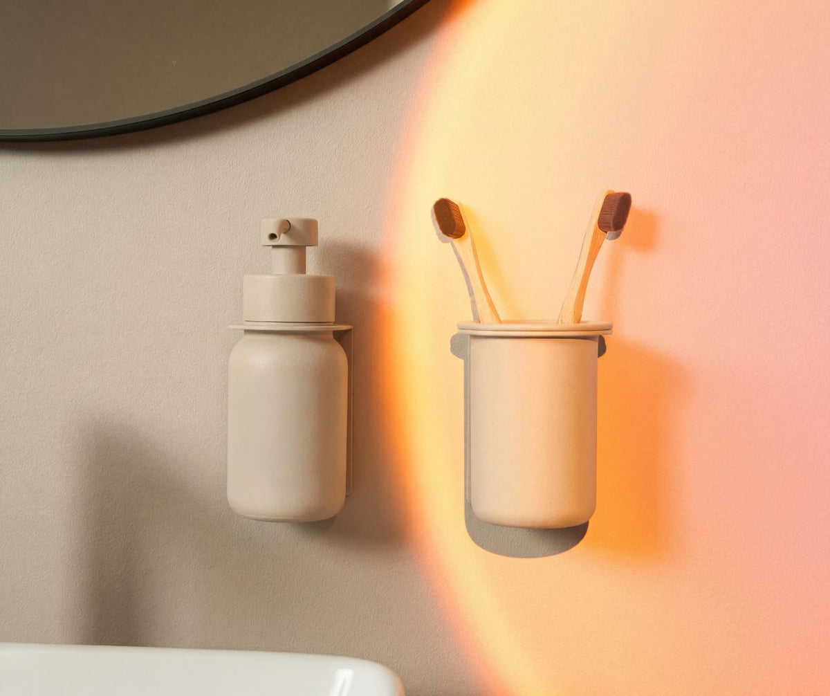 Designfabrik Hamburg Glas Zahnüutzbecher mit Wandhalterung ohne Bohren beige