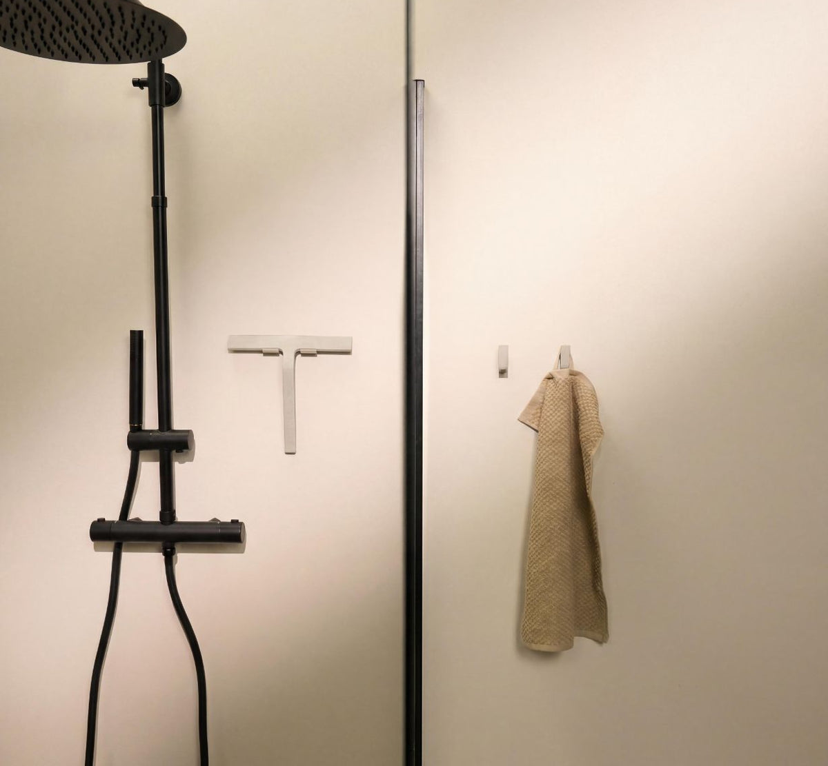 Designfabrik Hamburg Duschabzieher aus Silikon mit zwei verschiedenen Halterungen für Wand und Duschwand beige