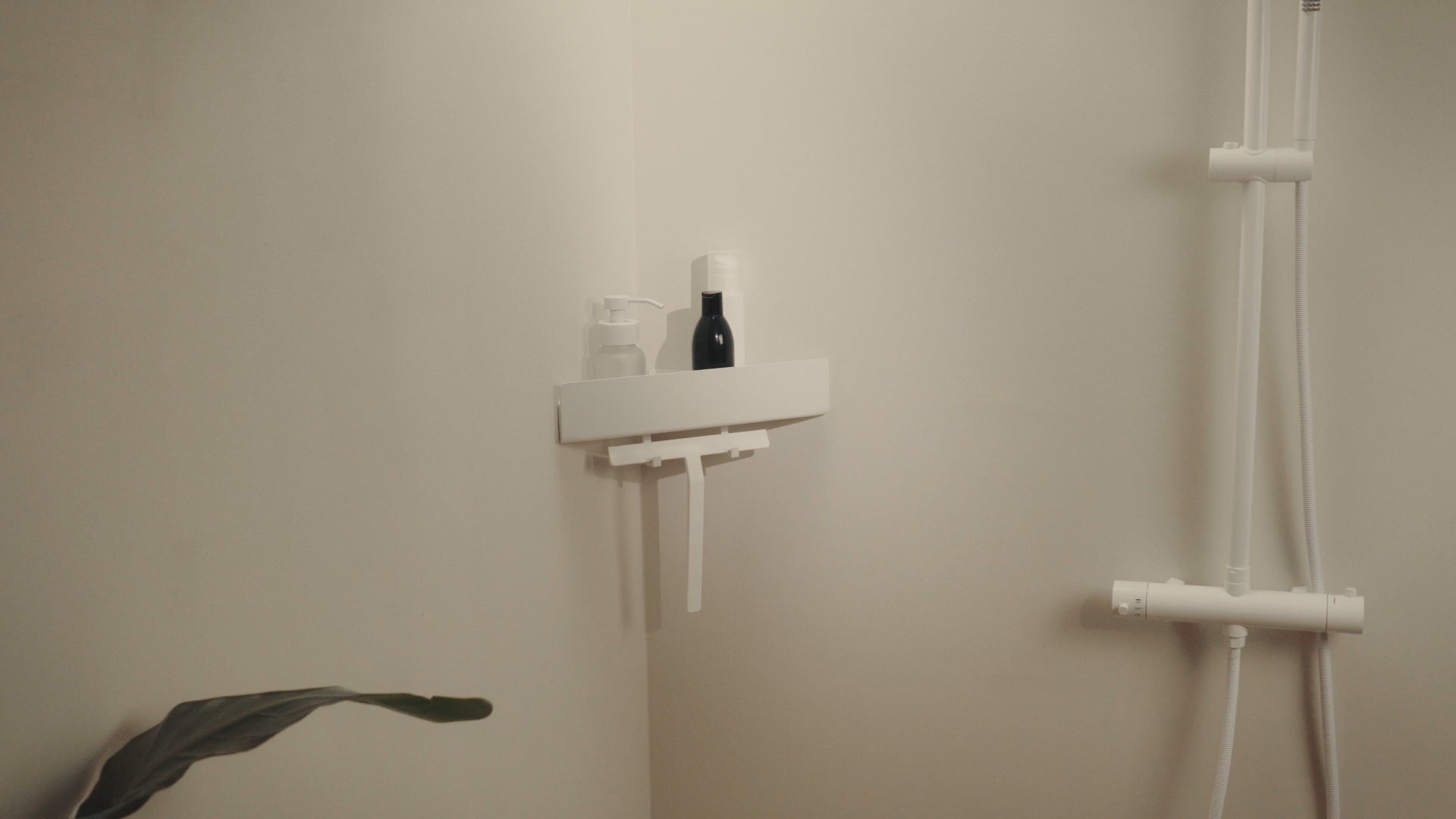 Designfabrik Hamburg Duschablage ohne Bohren fürs Eck. Eckregal hängend.