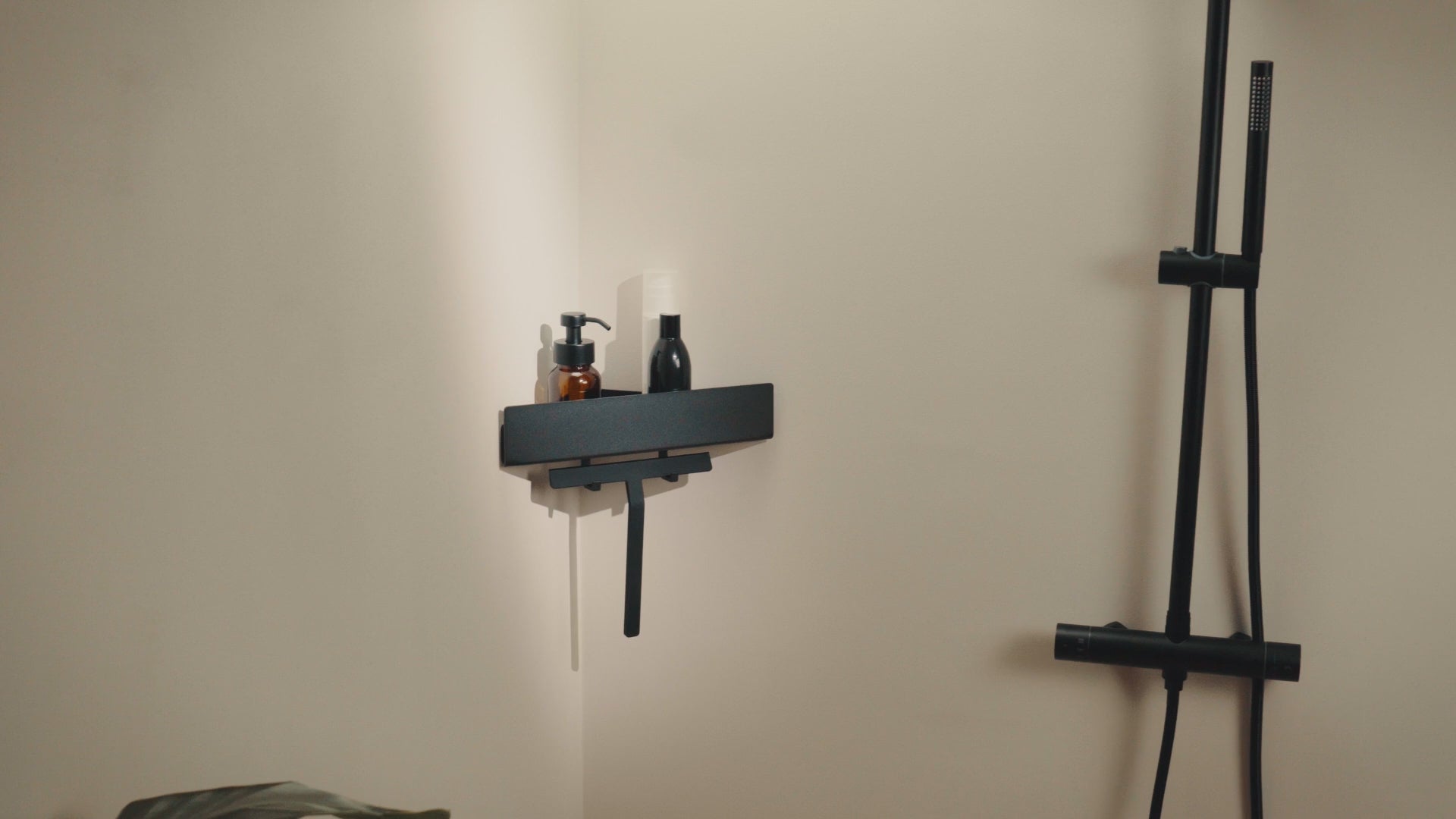 Designfabrik Hamburg Duschablage ohne Bohren fürs Eck. Eckregal hängend.