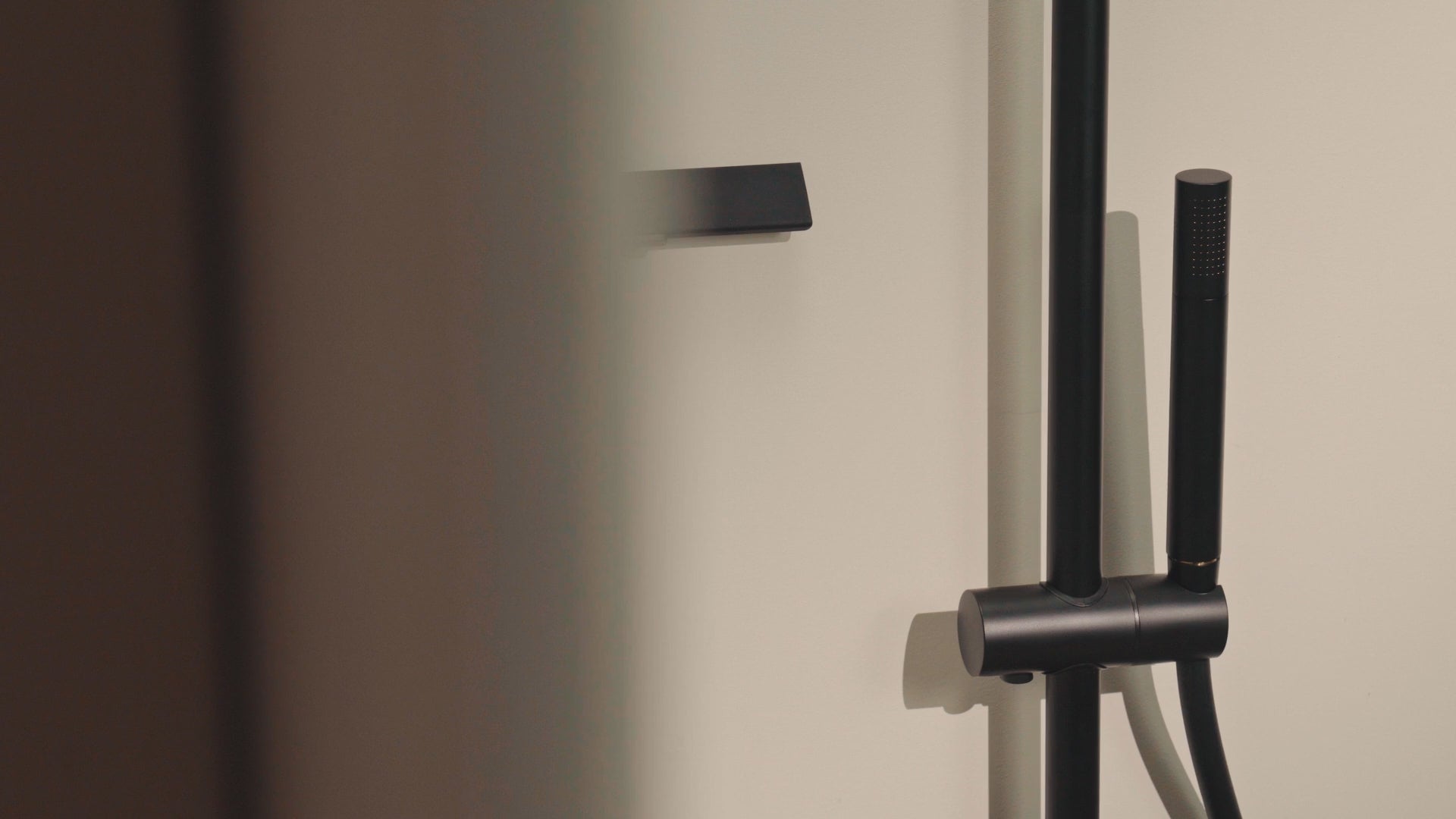 Designfabrik Hamburg Silikon Duschabzieher mit Wandhalterung und Hänger