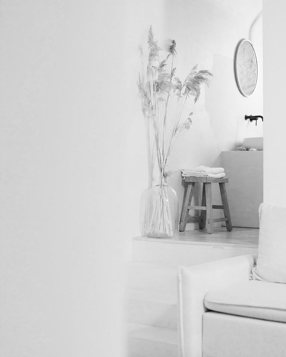 Flur Kategoriebild Designfabrik Hamburg Ausschnitt mit Sofa, Pampasgras und großer Design Vase