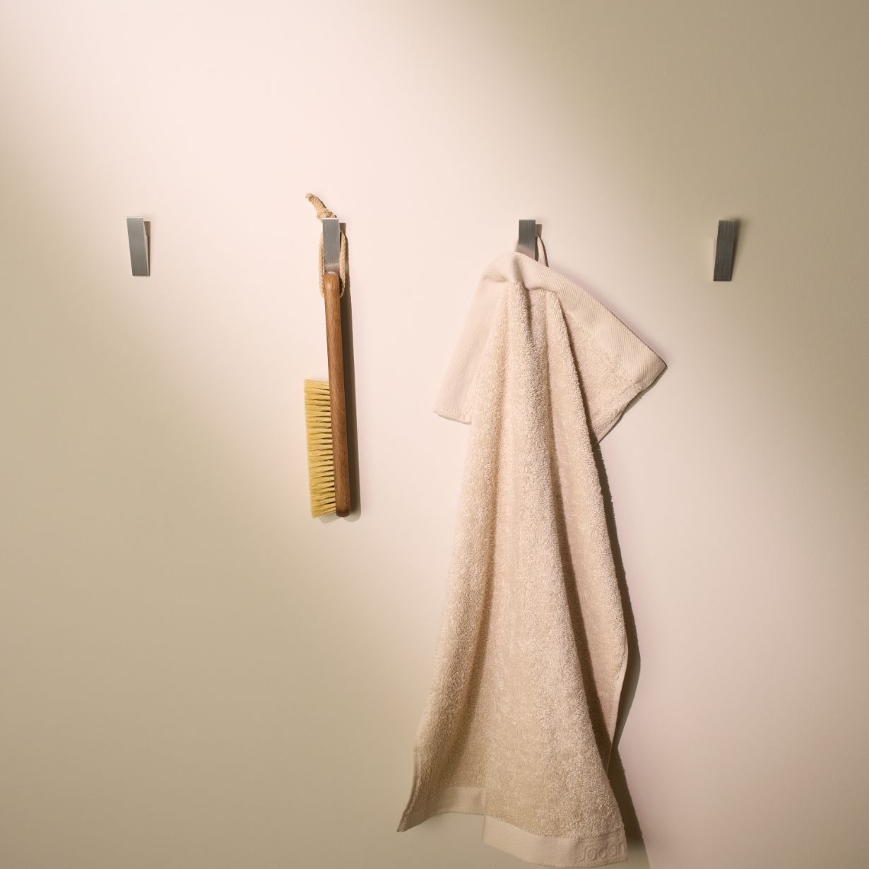 Designfabrik Hamburg Handtuchhaken zum Kleben aus Metall in Edelstahloptik silber