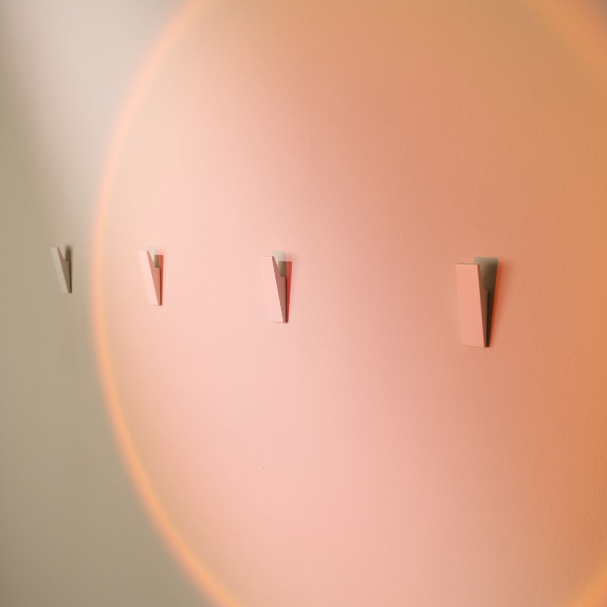 Designfabrik Hamburg hochwertige Design Klebehaken ohne Bohren als Handtuchhaken, Spültuchhaken oder Wandhaken in weiß matt selbstklebend