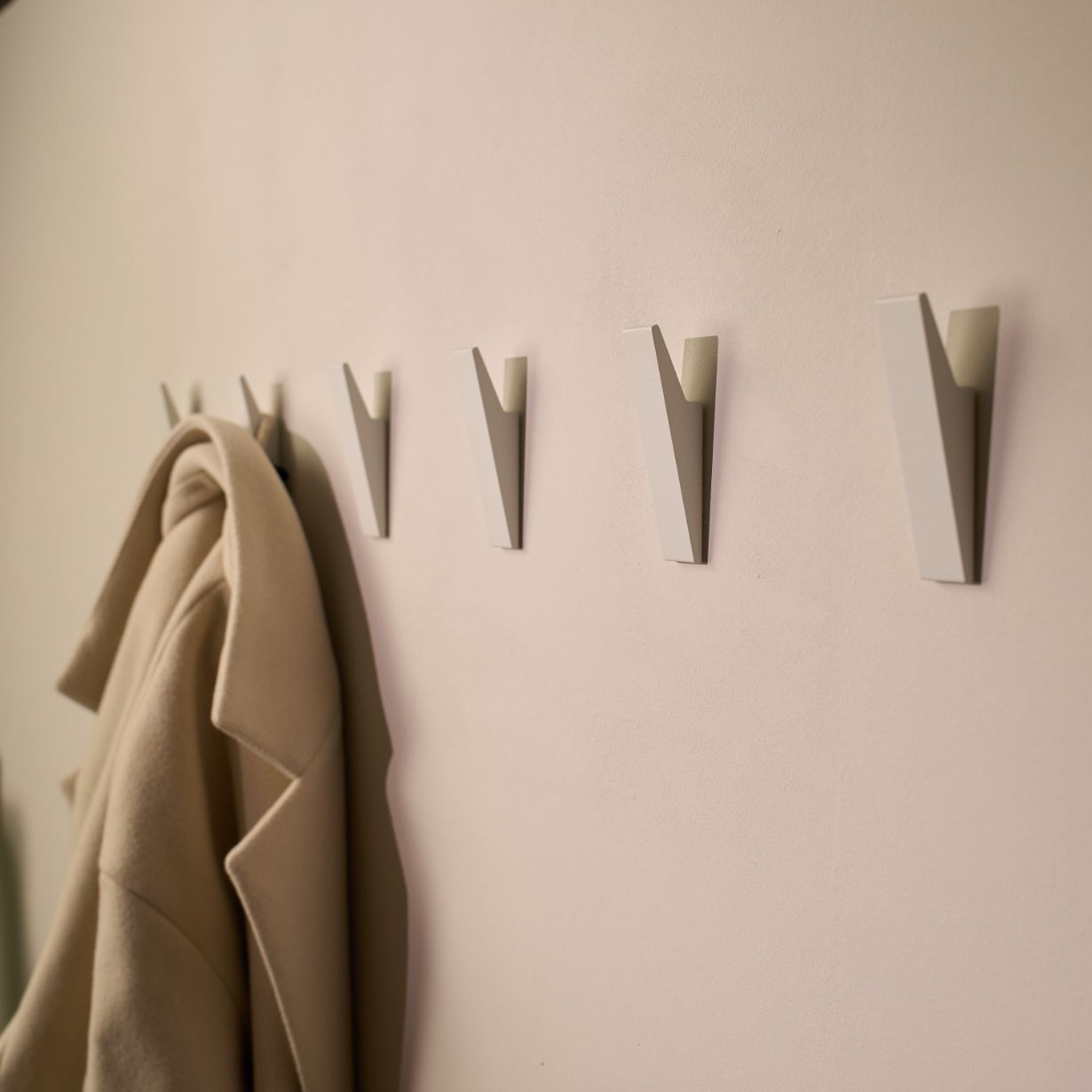 Designfabrik Hamburg Garderobenhaken zum Schrauben Set aus massivem Metall mit modernem Look