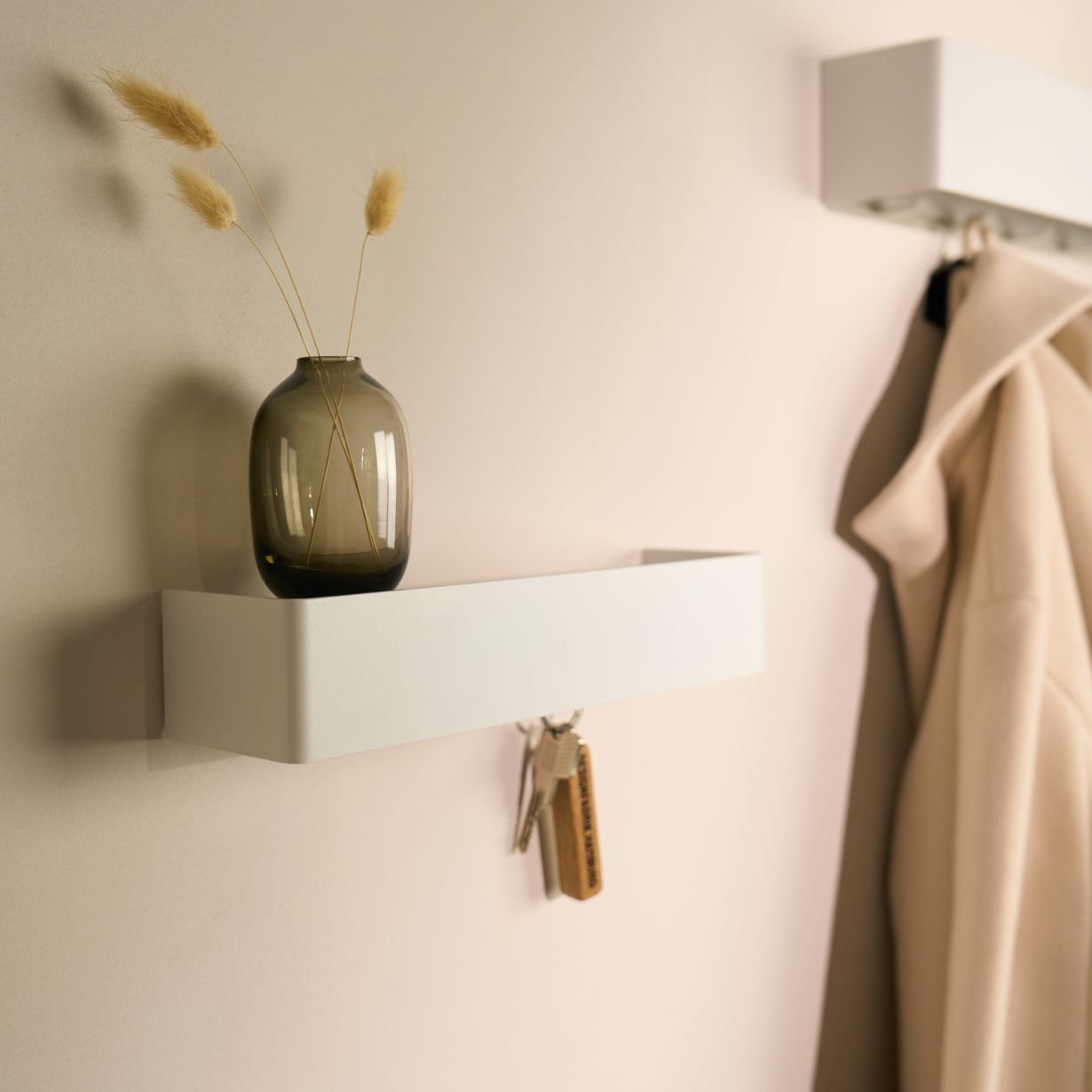 Designfabrik Hamburg minimalistisches Schlüsselbrett aus Metall mit Ablage passend zur Wandgarderobe.