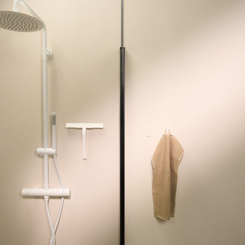 Designfabrik Hamburg Duschabzieher aus Silikon mit selbstklebender Wandhalterung und Hängehalterung weiß matt