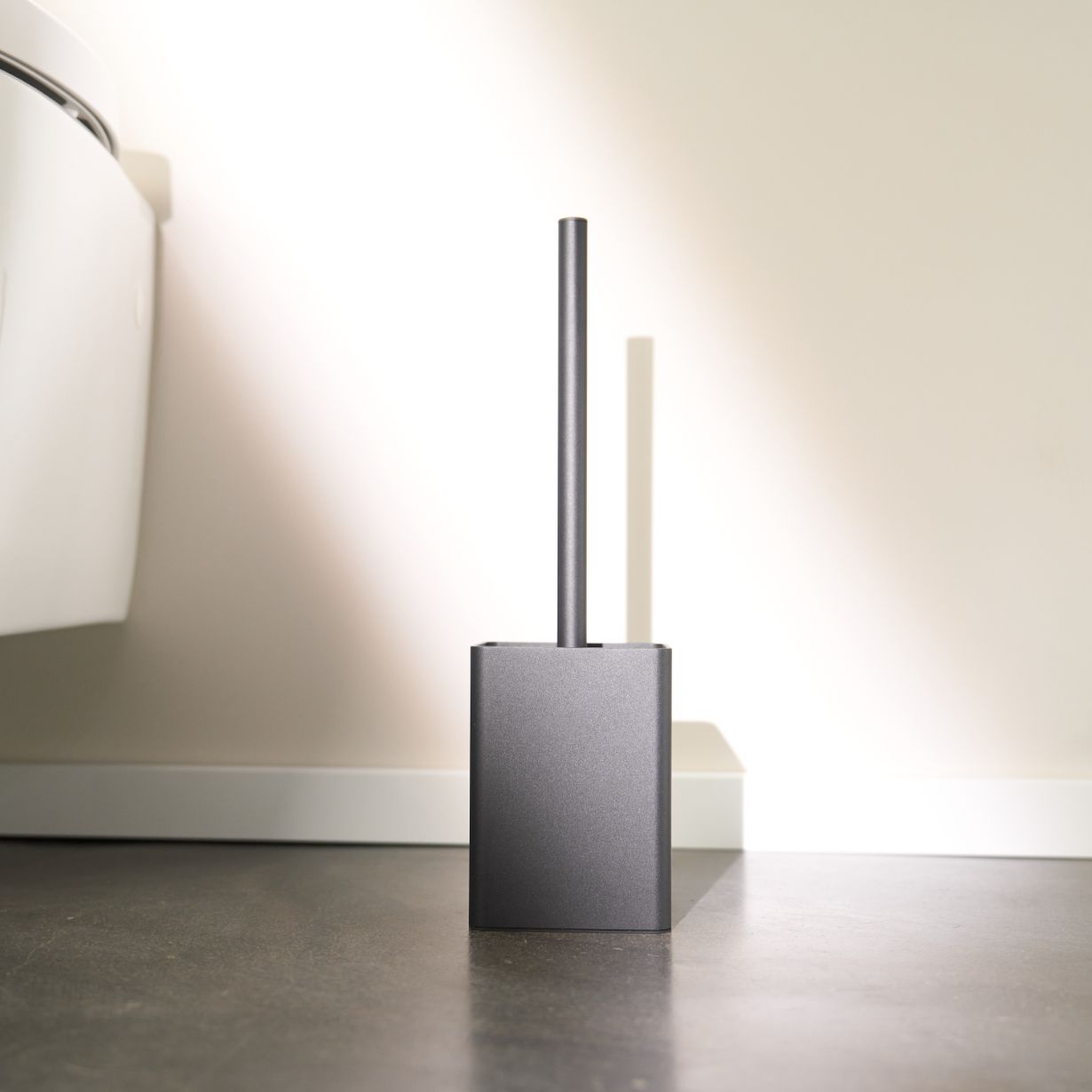 Designfabrik Hamburg Klobürstenhalter aus hochwertigem Metall zur Wandmontage oder zum hinstellenmit hygienischer Silikonbürste