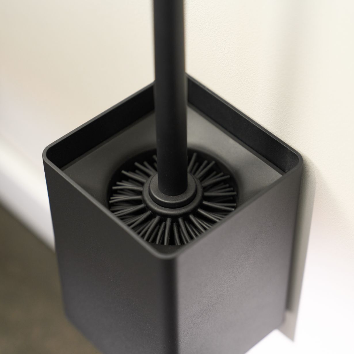 Designfabrik Hamburg Klobürstenhalter aus hochwertigem Metall zur Wandmontage oder zum hinstellenmit hygienischer Silikonbürste