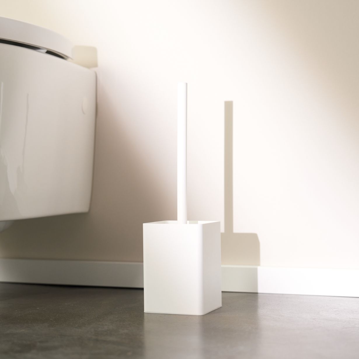 Designfabrik Hamburg Klobürstenhalter aus hochwertigem Metall zur Wandmontage oder zum hinstellenmit hygienischer Silikonbürste