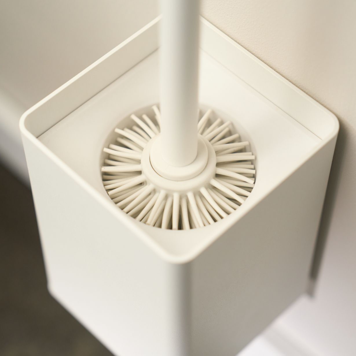 Designfabrik Hamburg Klobürstenhalter aus hochwertigem Metall zur Wandmontage oder zum hinstellenmit hygienischer Silikonbürste