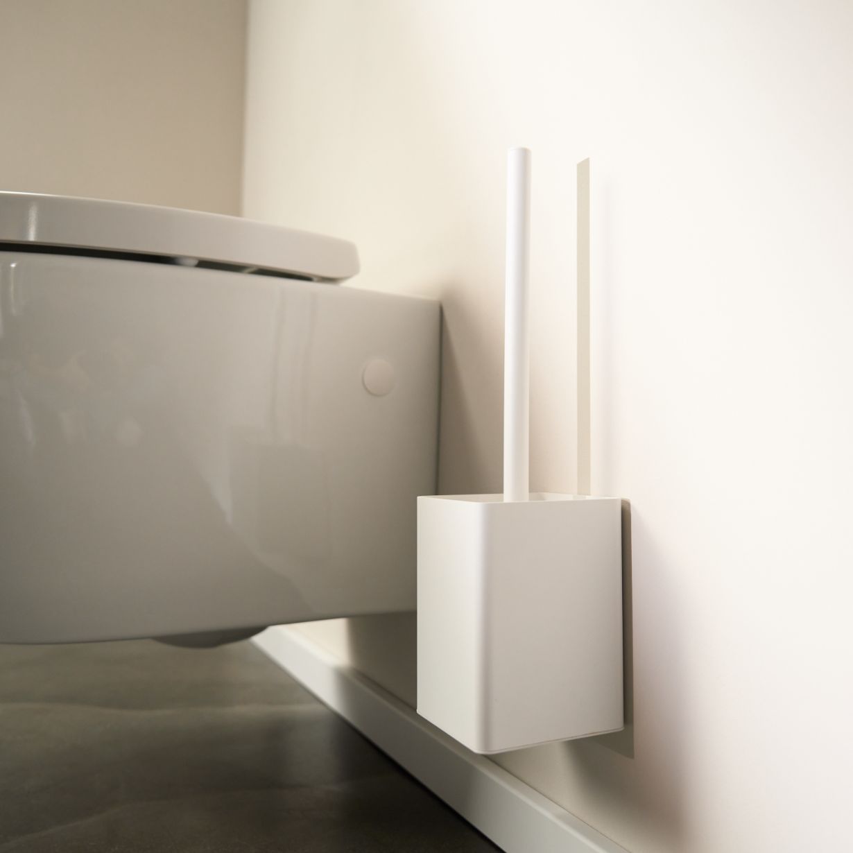 Designfabrik Hamburg Klobürstenhalter aus hochwertigem Metall zur Wandmontage oder zum hinstellenmit hygienischer Silikonbürste