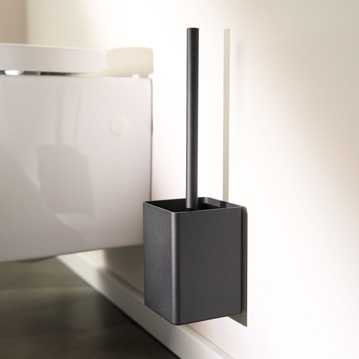 Designfabrik Hamburg Klobürstenhalter aus hochwertigem Metall zur Wandmontage oder zum hinstellenmit hygienischer Silikonbürste