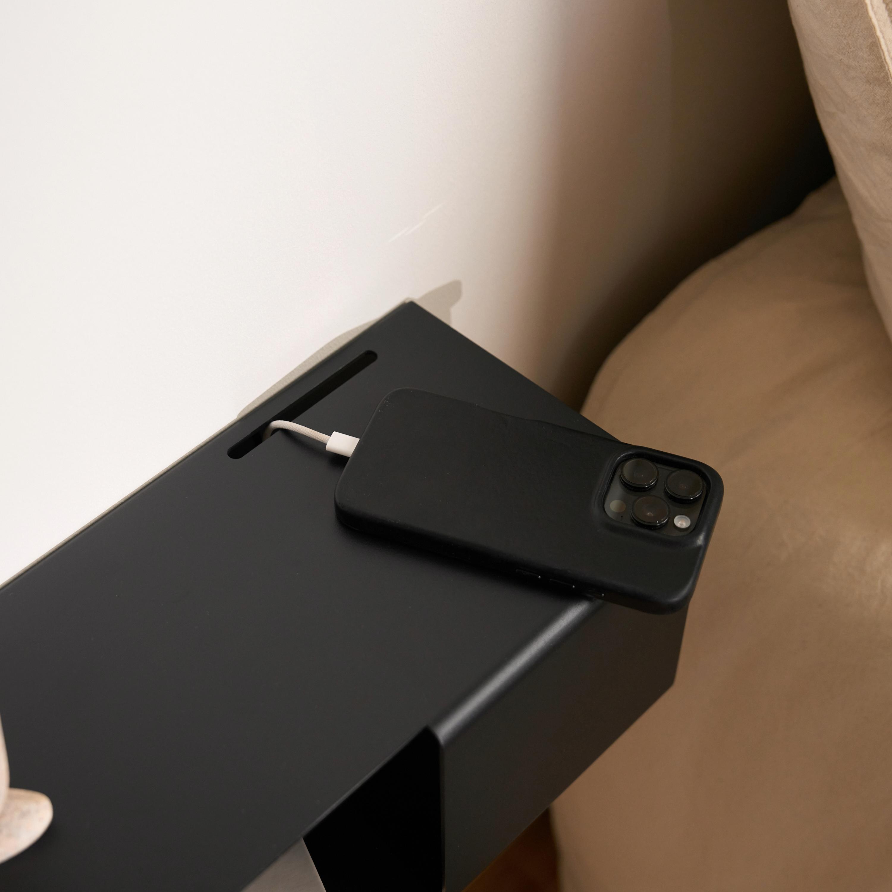 Designfabrik Hamburg Nachttisch Kabelkanal 