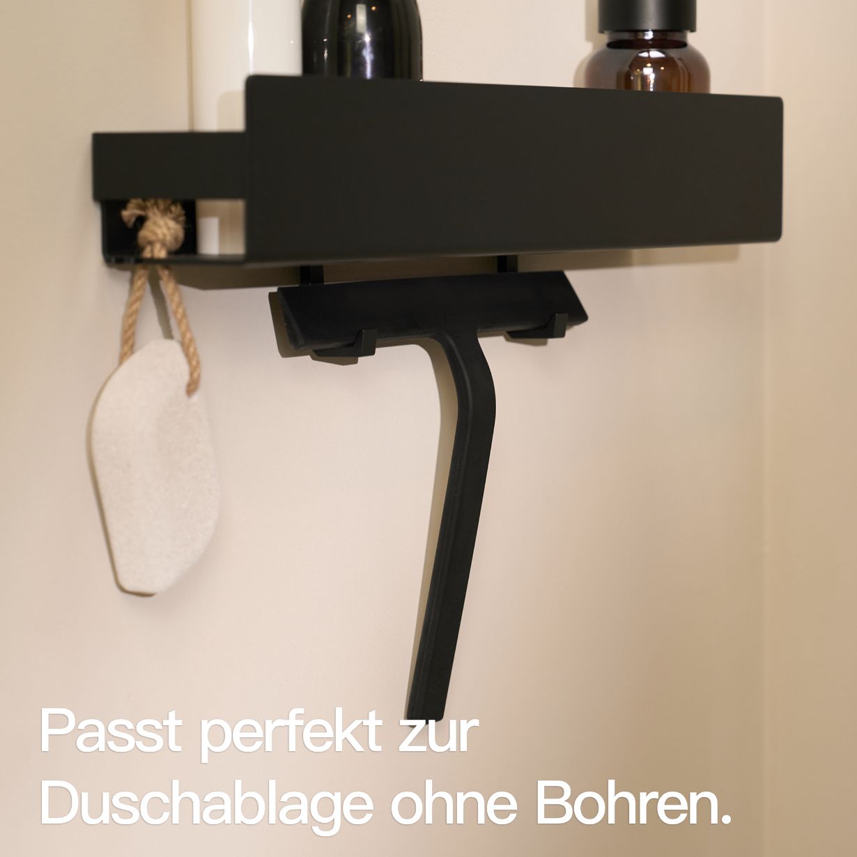 Designfabrik Hamburg Duschabzieher aus Silikon mit selbstklebender Wandhalterung und Hängehalterung schwarz matt