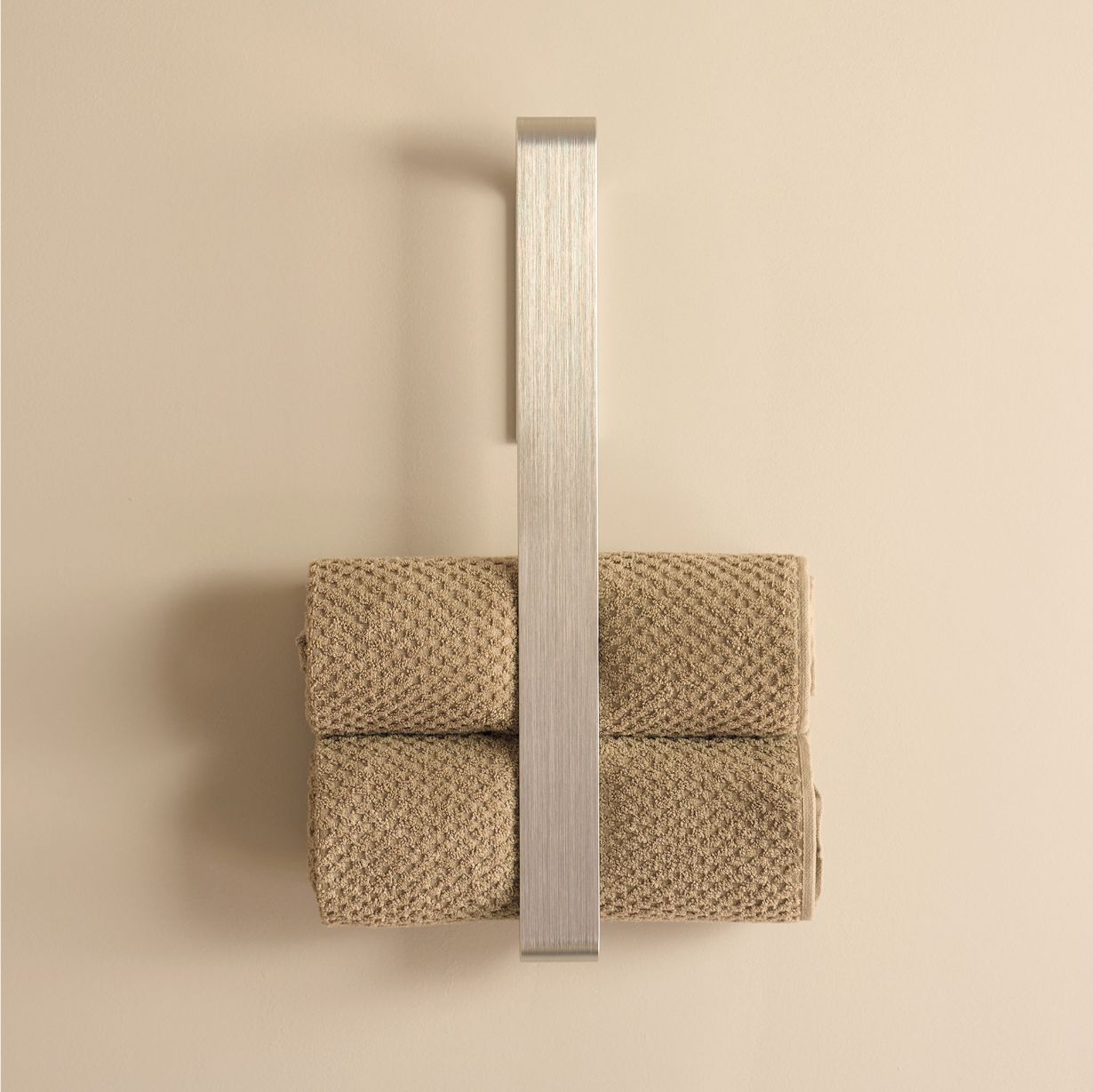 Designfabrik Hamburg vertikaler Gästehandtuchhalter zum Kleben ohne Bohren silbergrau gebürstet Edelstahloptik