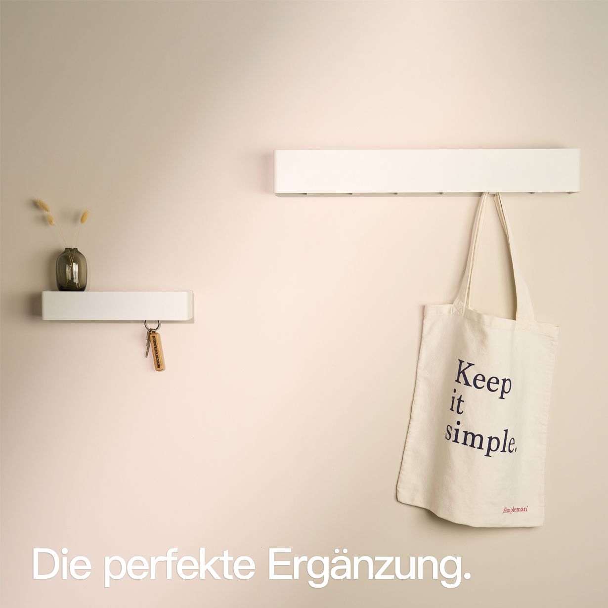 Designfabrik Hamburg minimalistisches Schlüsselbrett aus Metall mit Ablage passend zur Wandgarderobe.