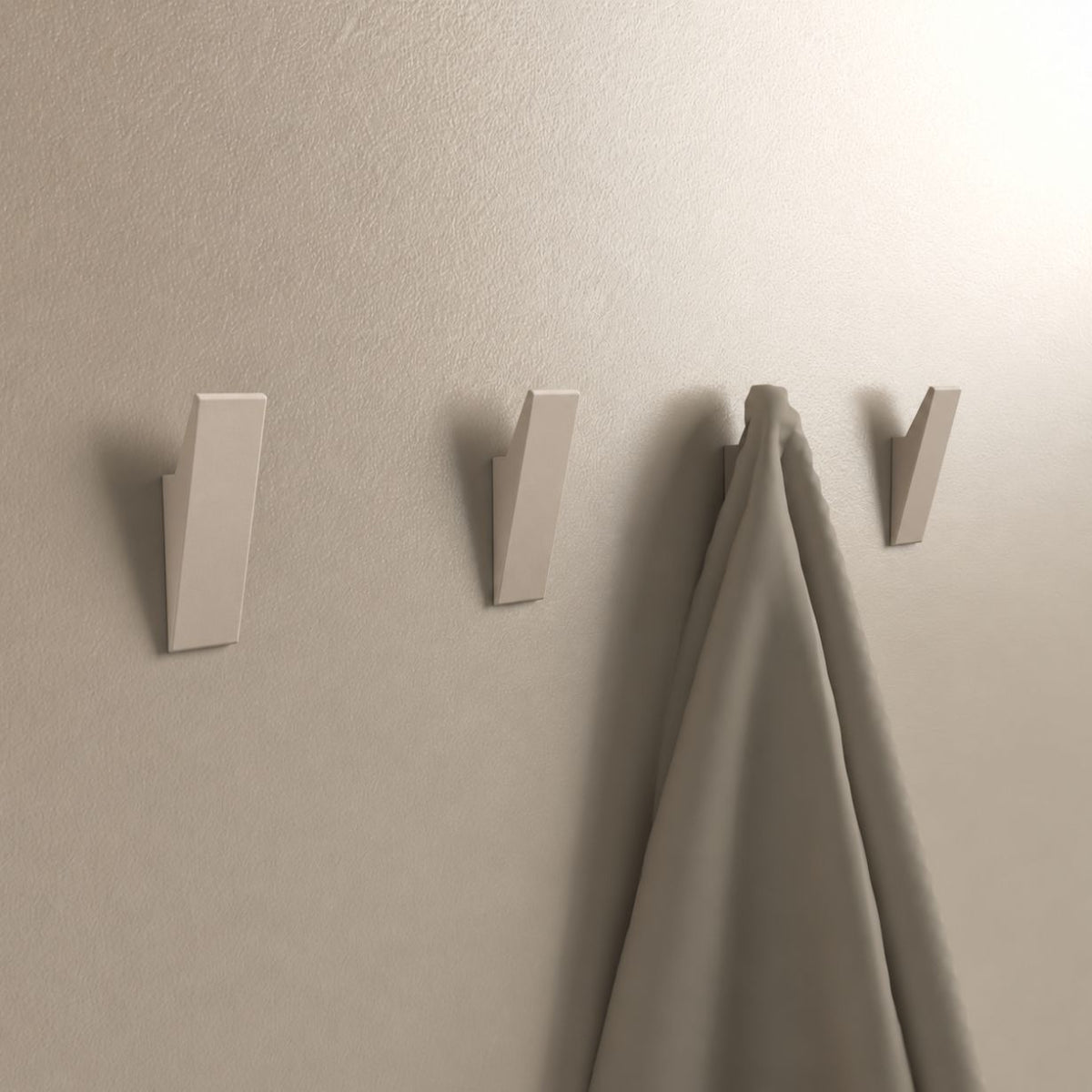Anzeige_Render Designfabrik Hamburg Klebehaken für Handtücher, Handtuchhaken in beige