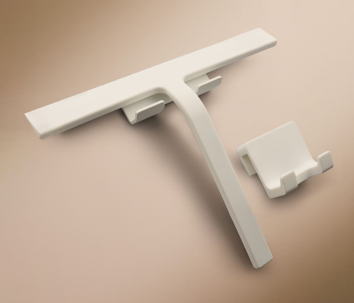 Designfabrik Hamburg Duschabzieher aus Silikon mit selbstklebender Wandhalterung und Hängehalterung weiß