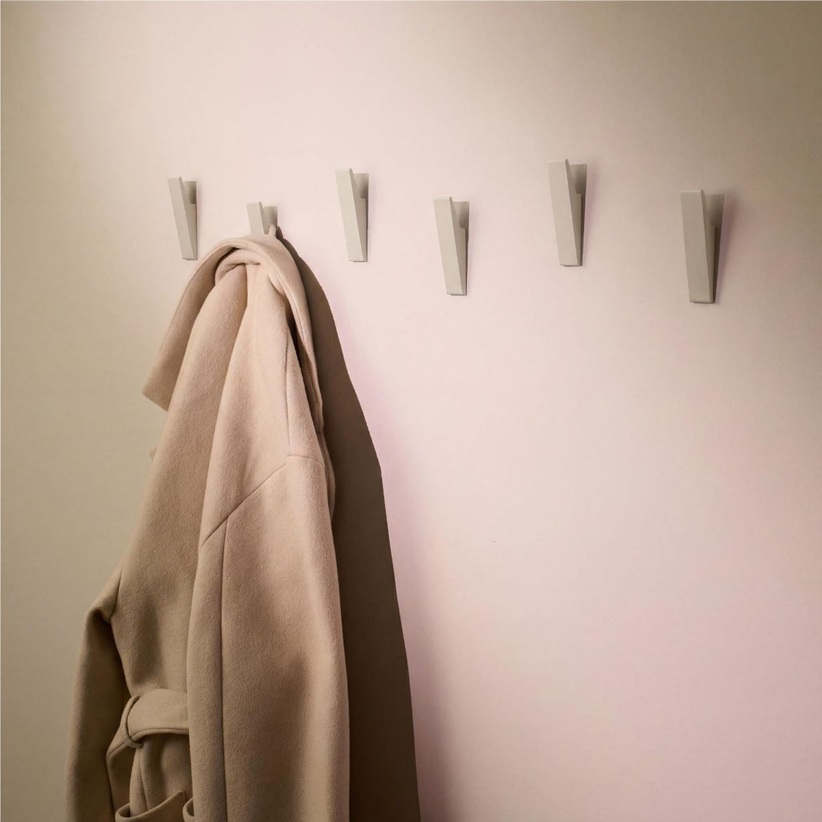 Designfabrik Hamburg Garderobenhaken zur Schraubmontage flexibel an der Wand beige