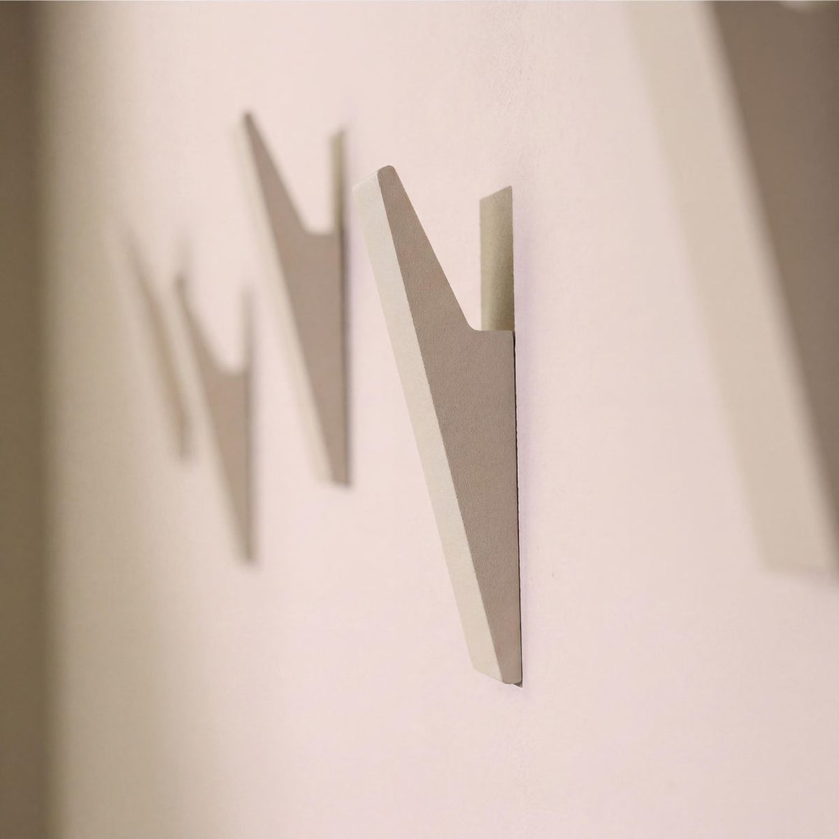 Designfabrik Hamburg Garderobenhaken zur Schraubmontage flexibel an der Wand beige