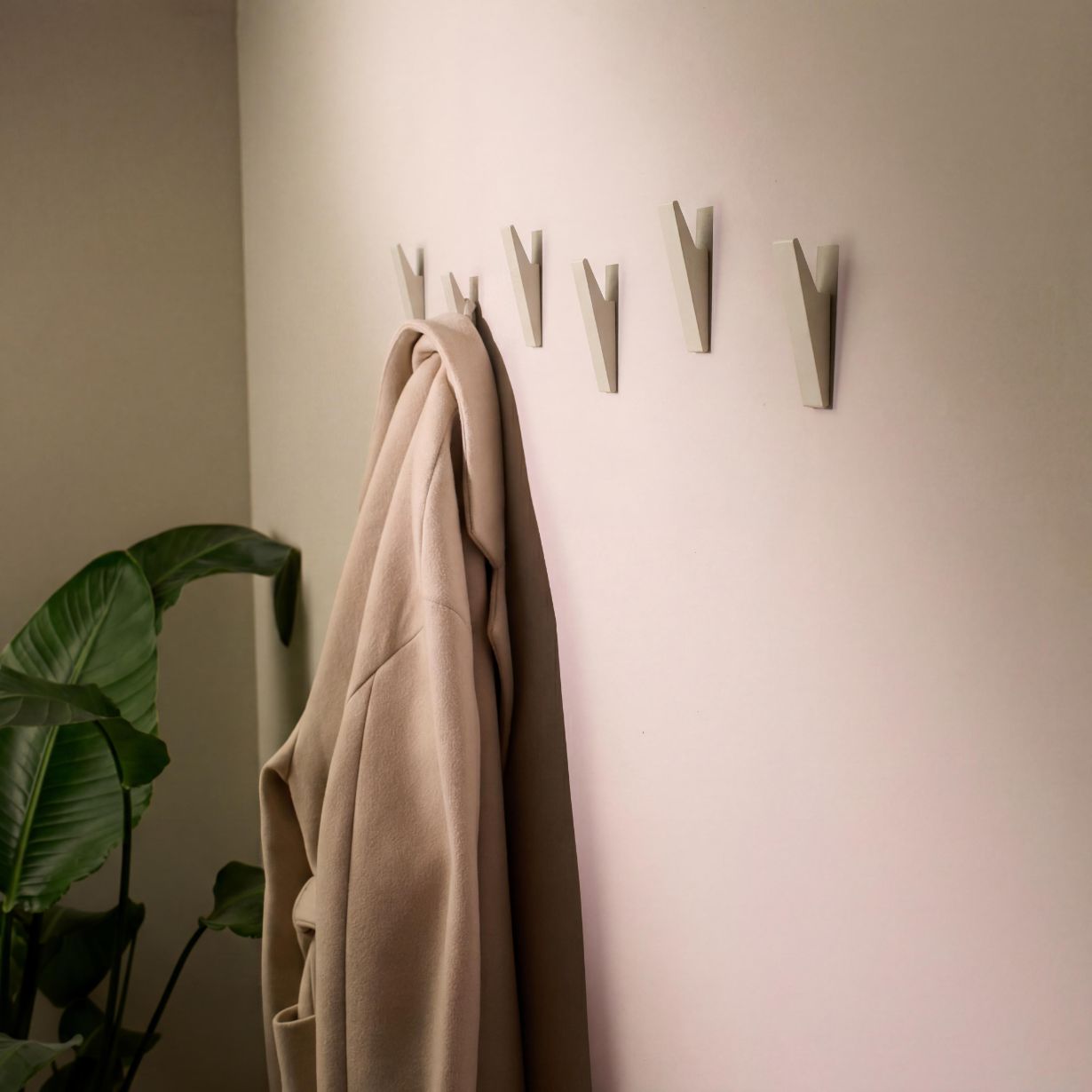 Designfabrik Hamburg Garderobenhaken zur Schraubmontage flexibel an der Wand beige