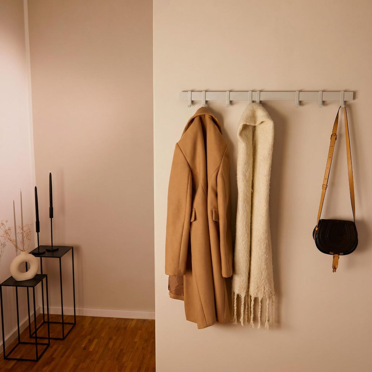 Designfabrik Hamburg Garderobenleiste mit verschiebbaren Haken zur Schraubmontage Beige