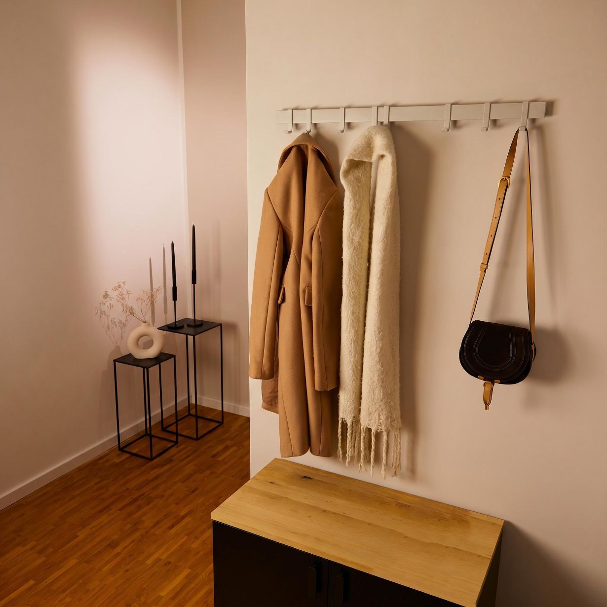 Designfabrik Hamburg Garderobenleiste mit verschiebbaren Haken zur Schraubmontage Beige