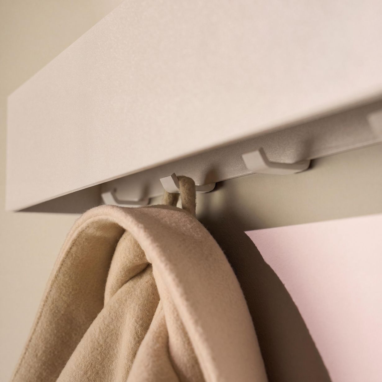 Designfabrik Hamburg Garderobe zur Wandmontage beige mit versteckten Haken