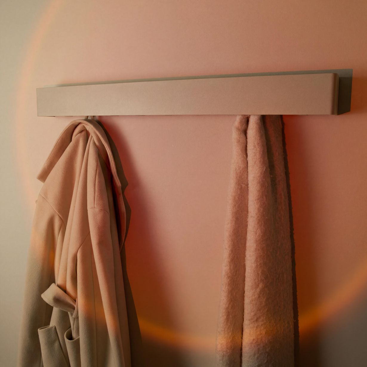 Designfabrik Hamburg Garderobe zur Wandmontage beige mit versteckten Haken