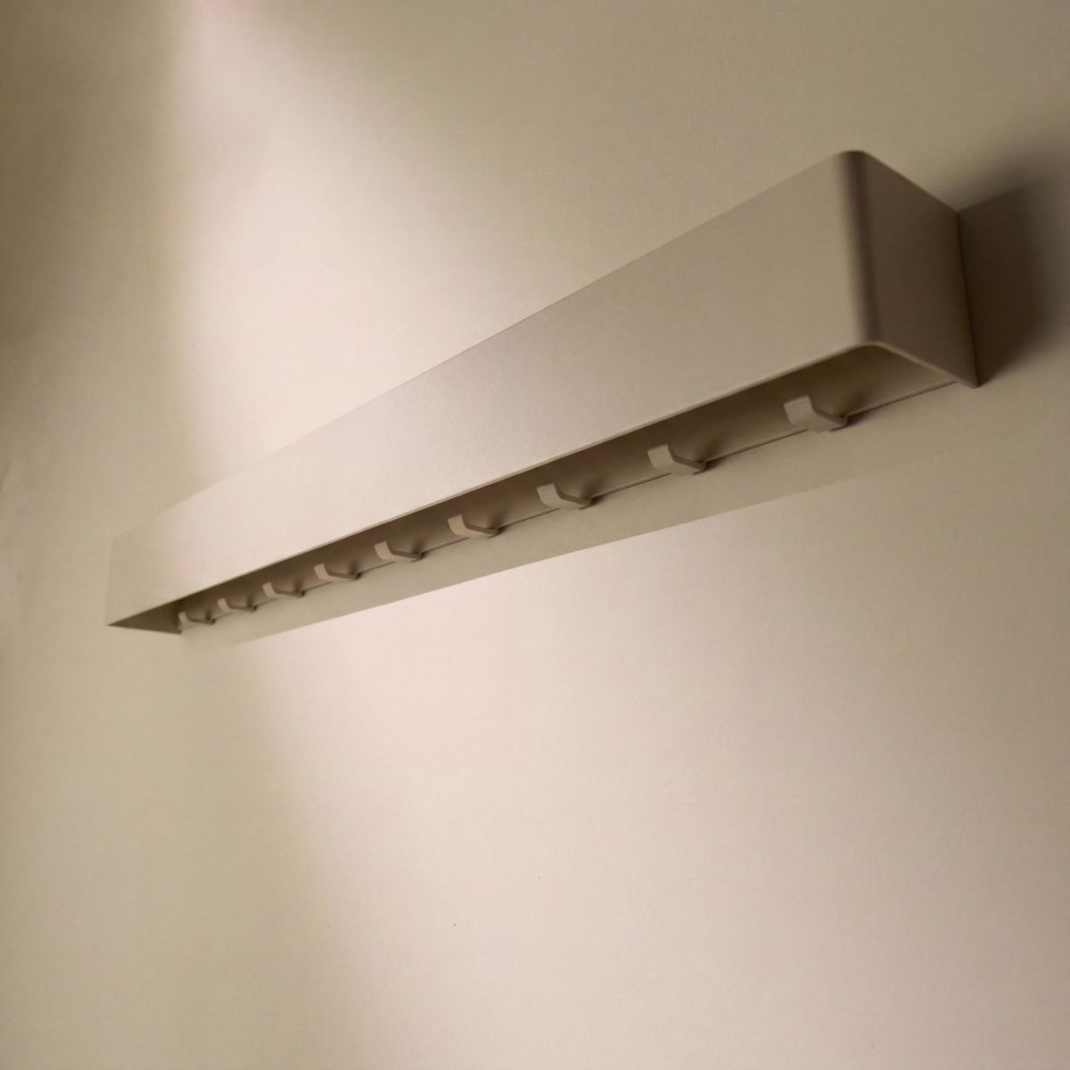 Designfabrik Hamburg Garderobe zur Wandmontage beige mit versteckten Haken