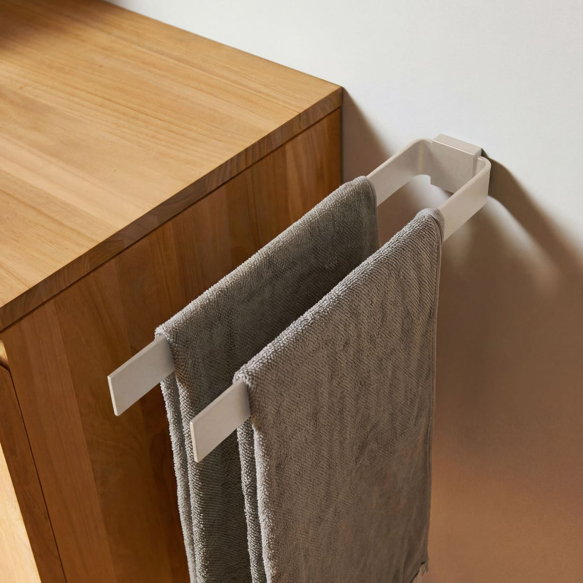 Designfabrik Hamburg doppelarmiger Handtuchhalter zur Schraubmontage in minimalistischem Design aus Metall beige