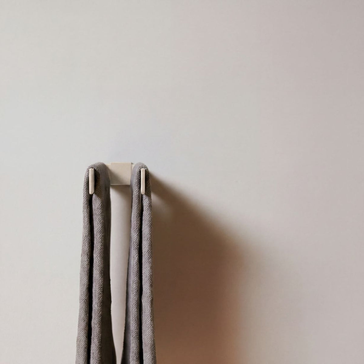 Designfabrik Hamburg doppelarmiger Handtuchhalter zur Schraubmontage in minimalistischem Design aus Metall beige