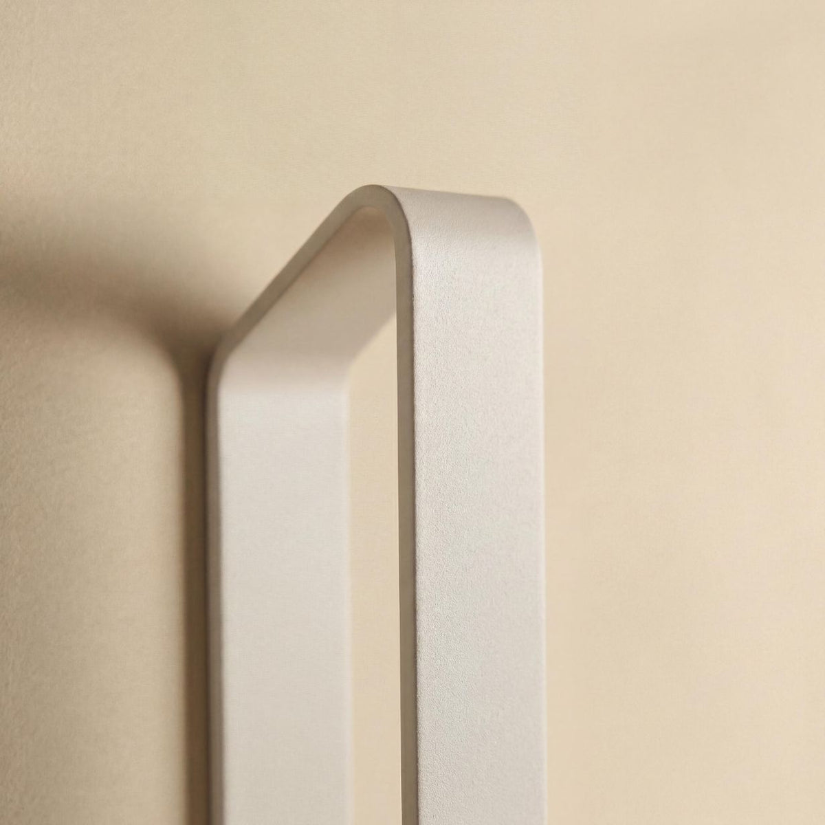 Designfabrik Hamburg Handtuchhalter vertikal ohne Bohren für Gästehandtücher beige