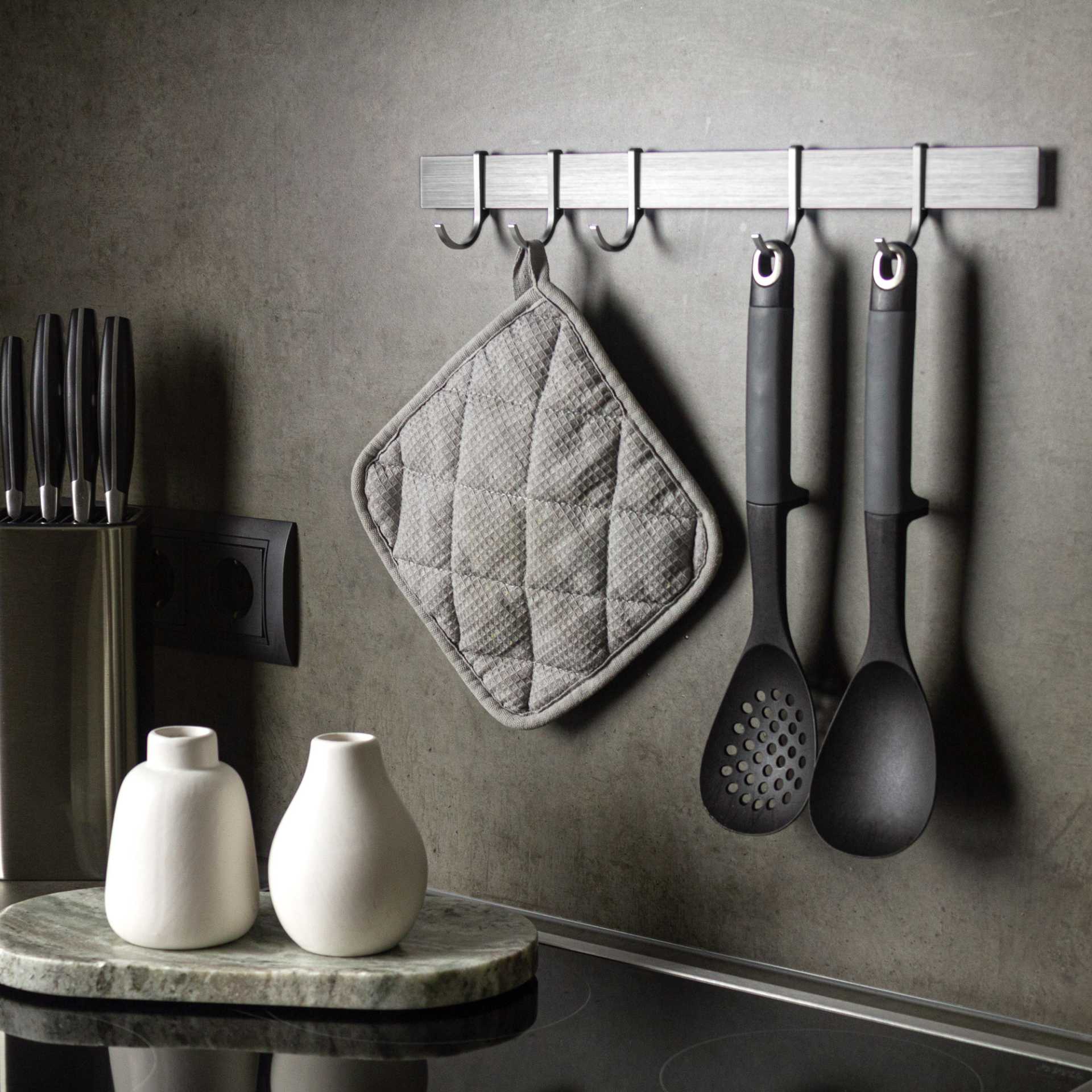 Designfabrik Hamburg Design Hakenleiste Silber in moderner Küche und Küchenutensilien