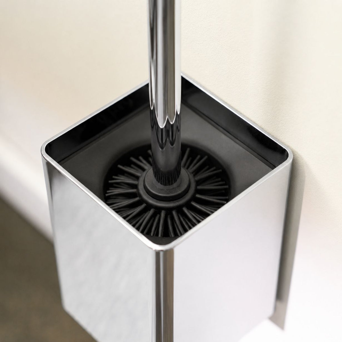 Designfabrik Hamburg Toilettenbürste aus Silikon mit Metallgehäuse Chrom glänzend