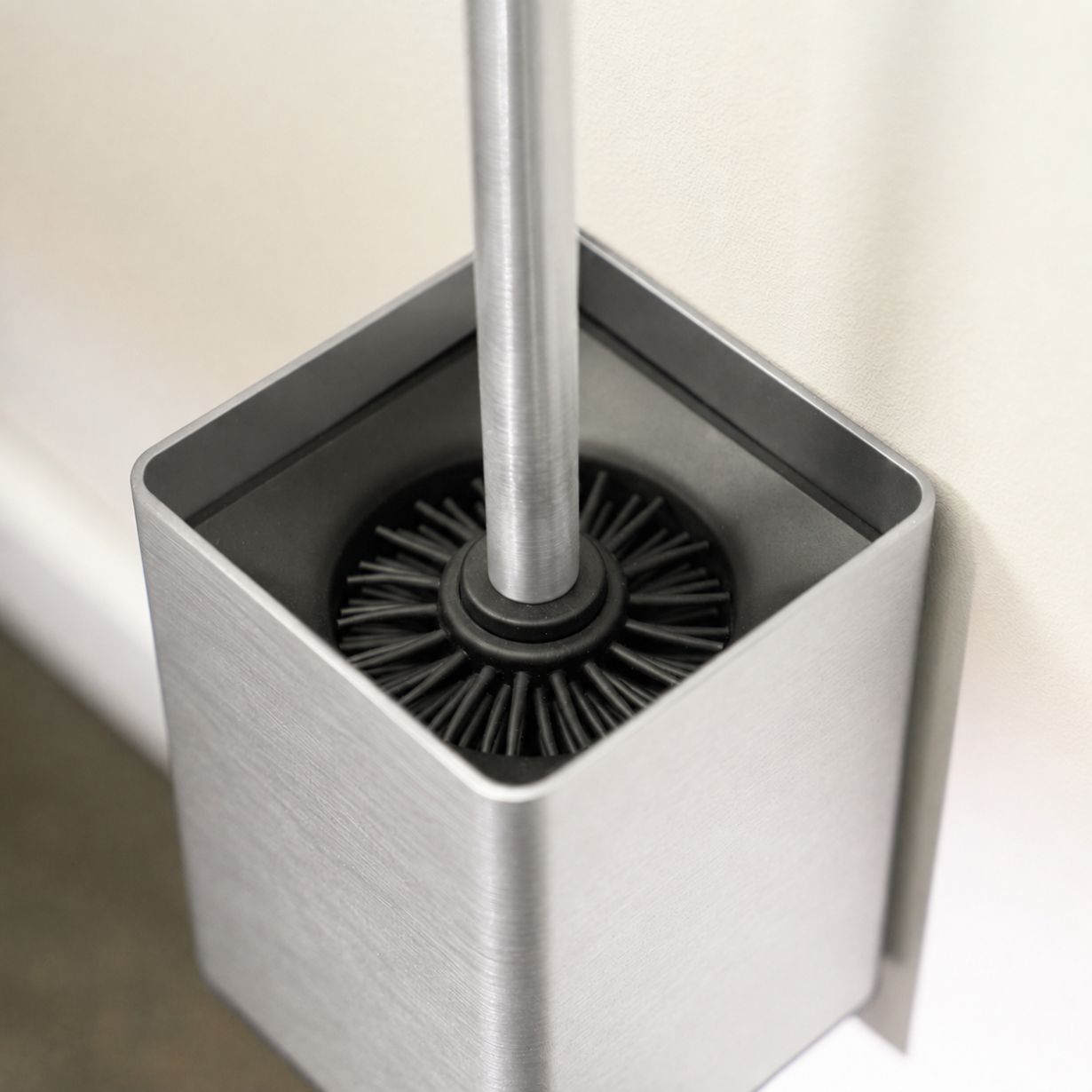
Designfabrik Hamburg Toilettenbürste aus Silikon mit Metallgehäuse gebürstet silber