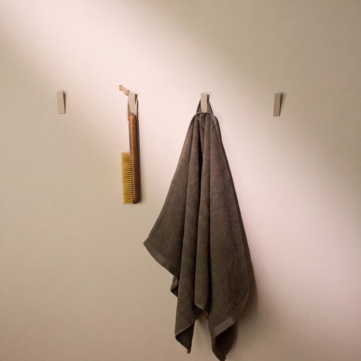 
Designfabrik Hamburg Klebehaken ohne Bohren zur Wandmontage selbstklebend beige