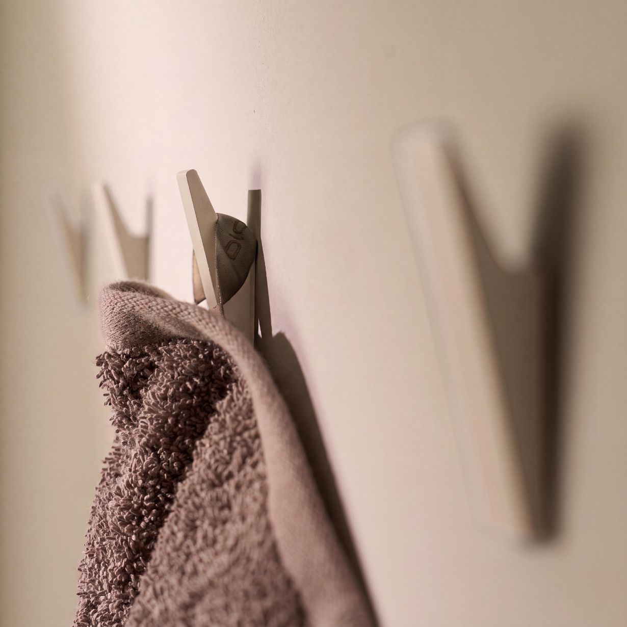
Designfabrik Hamburg Klebehaken ohne Bohren zur Wandmontage selbstklebend beige