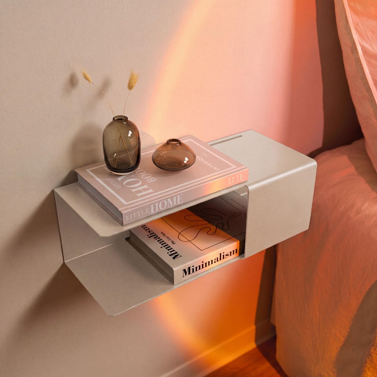 Designfabrik Hamburg minimalistischer Nachttisch aus Metall beige