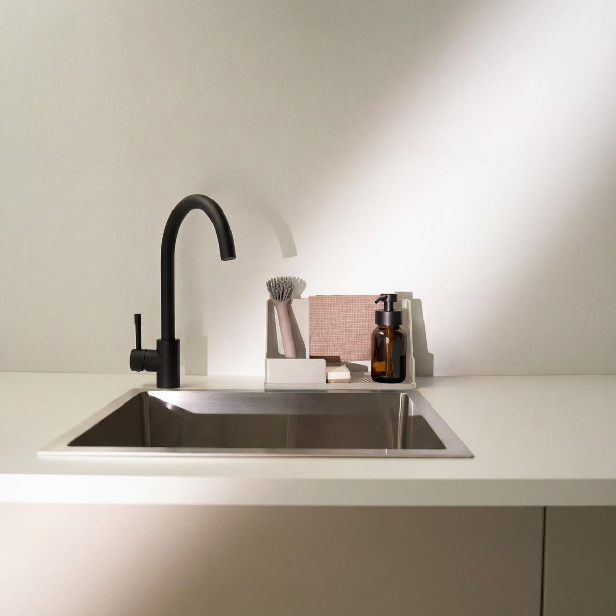 Designfabrik Hamburg Spülcaddy als Küchenorganizer Metall und Silikonboden beige