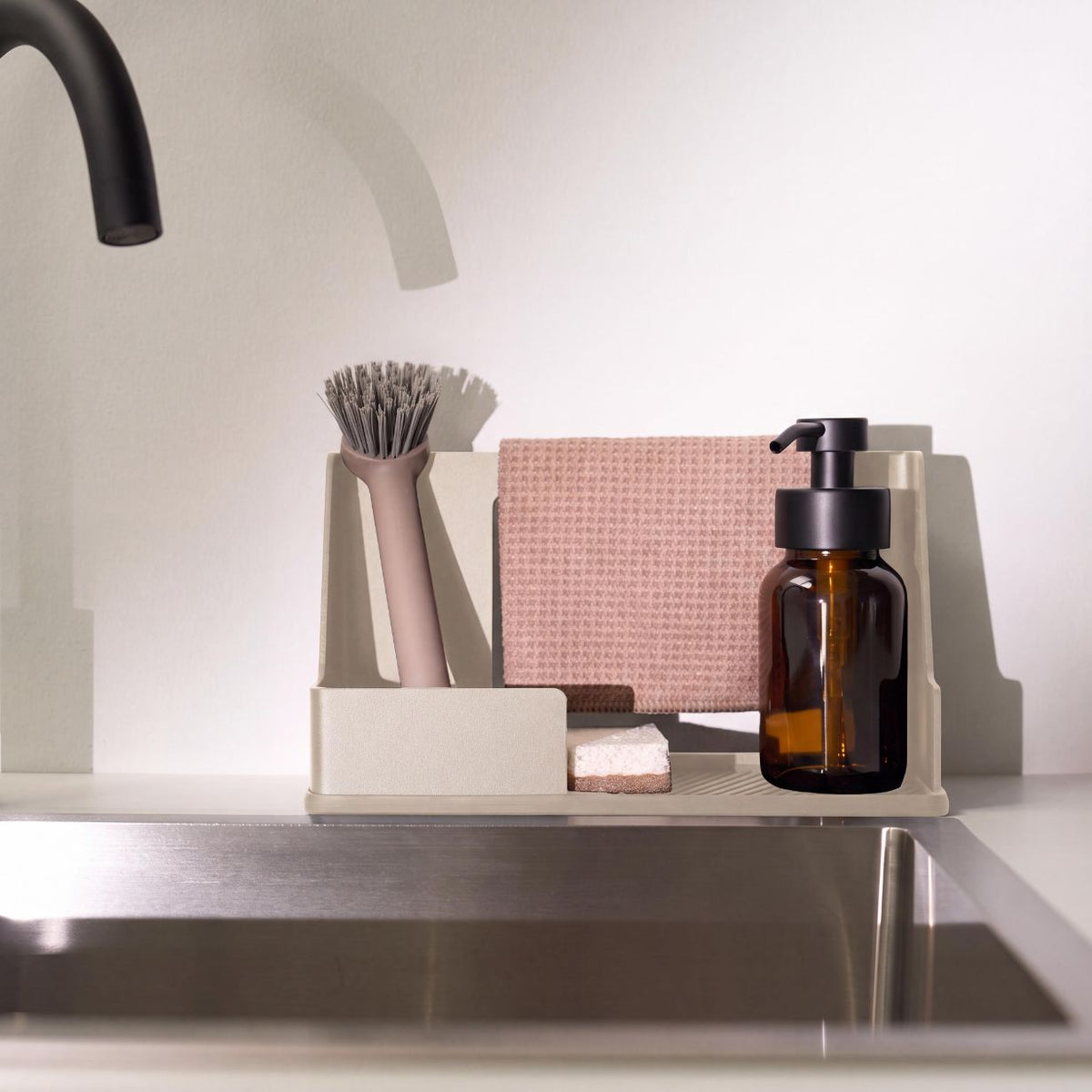 Designfabrik Hamburg Spülcaddy als Küchenorganizer Metall und Silikonboden beige