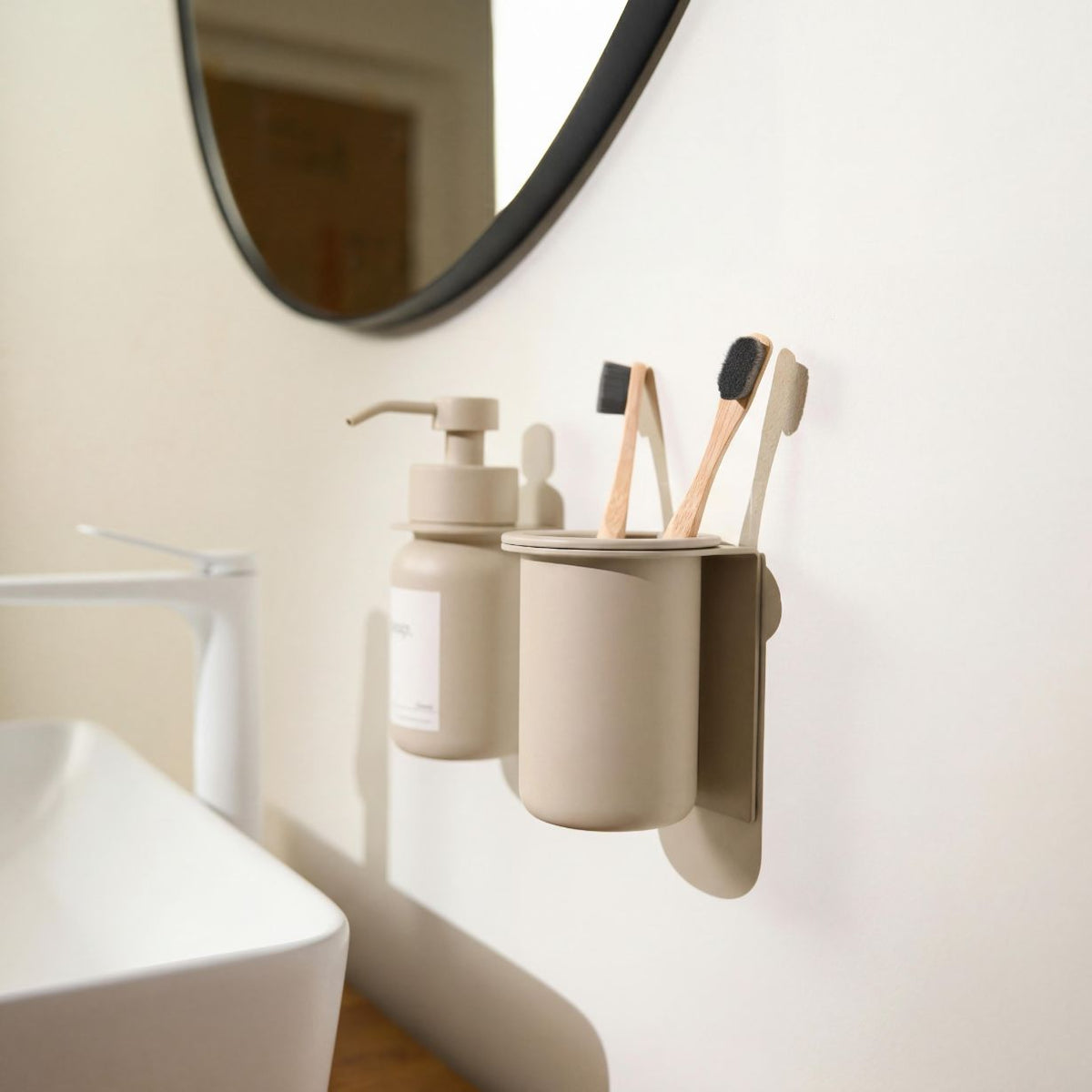 Designfabrik Hamburg Glas Zahnüutzbecher mit Wandhalterung ohne Bohren beige