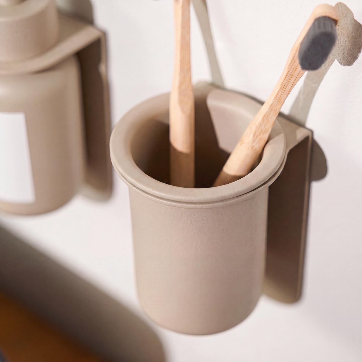 Designfabrik Hamburg Glas Zahnüutzbecher mit Wandhalterung ohne Bohren beige