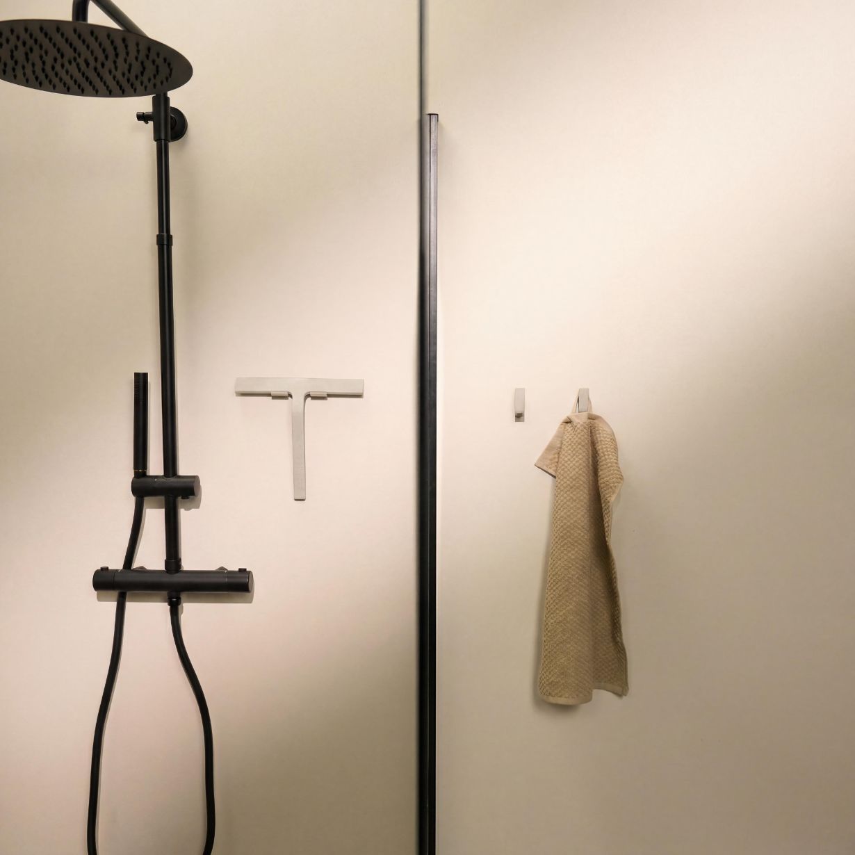 Designfabrik Hamburg Duschabzieher aus Silikon mit zwei verschiedenen Halterungen für Wand und Duschwand beige